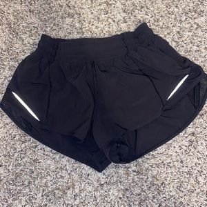 lululemon hotty hot 2.5 in shorts size 2